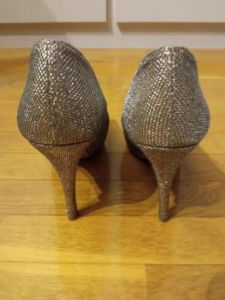 Zapatos de tacón dorados brillantes