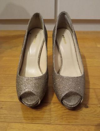 Zapatos de tacón dorados brillantes