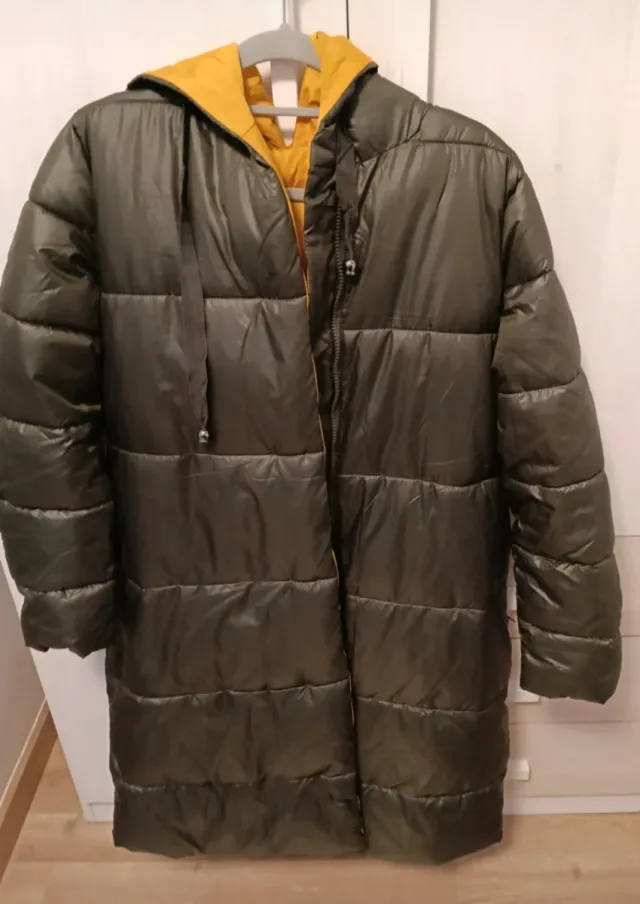 Abrigo acolchado reversible verde y amarillo