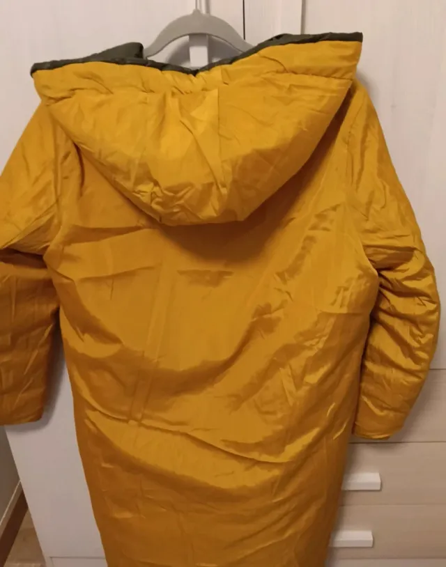 Abrigo acolchado reversible verde y amarillo