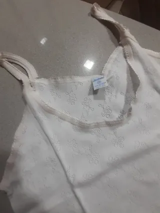 Camiseta interior tirantes . Calado motivos floral