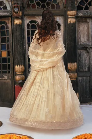 Vestido de fiesta beige y dorado