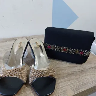 Bolso fiesta y zapatos tacón adornados