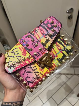 Borsa tracolla graffiti borchie oro