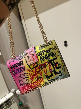 Borsa tracolla graffiti borchie oro