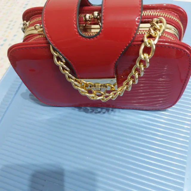 Bolso rojo y dorado