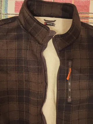 Polar a cuadros marrón y negro