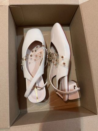 Zapatos Beige con Tiras Transparentes