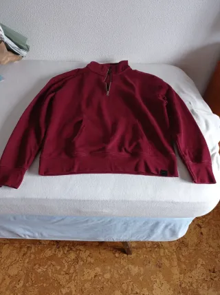 Sudadera roja con cremallera