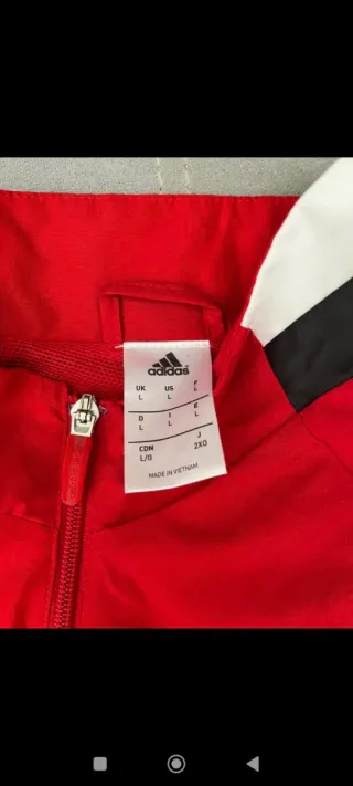 Chaqueta cortavientos Adidas.