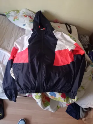 Chubasquero negro, rojo y blanco