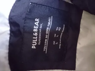 Chubasquero negro, rojo y blanco