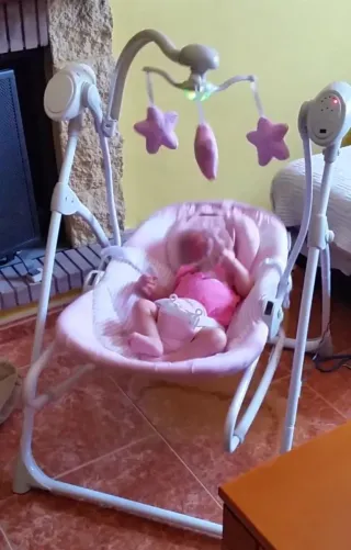 Columpio bebé rosa con móvil