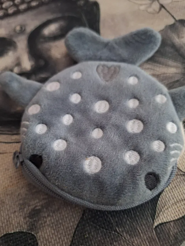 Monedero tiburón gris con lunares blancos