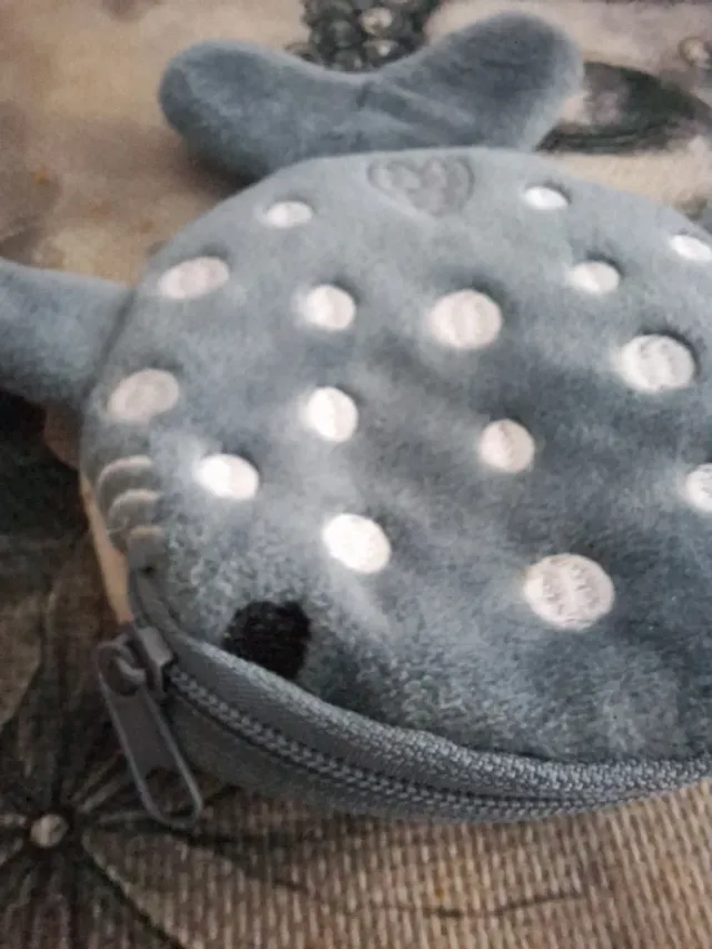 Monedero tiburón gris con lunares blancos