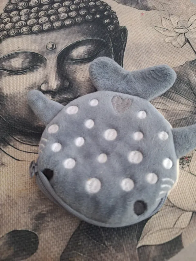 Monedero tiburón gris con lunares blancos
