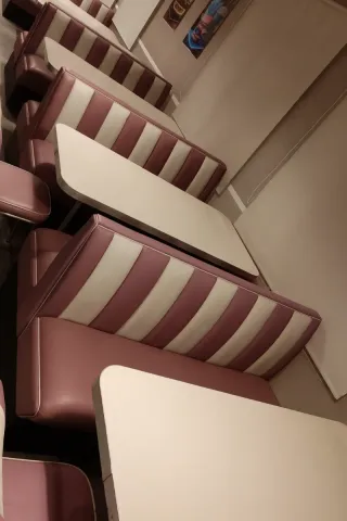 Mobiliario estilo diner americano hasta 45 pax.