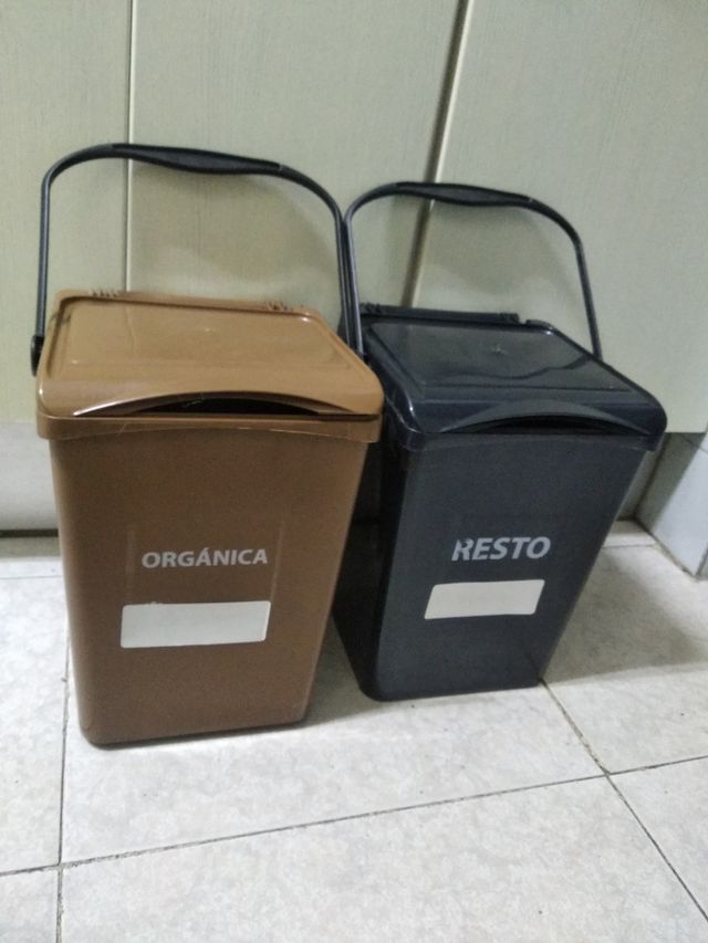 2 mini cubos de basura