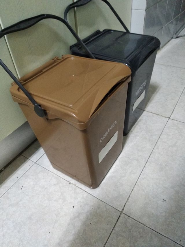 2 mini cubos de basura