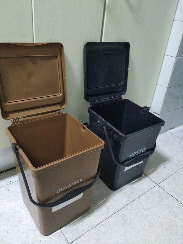 2 mini cubos de basura