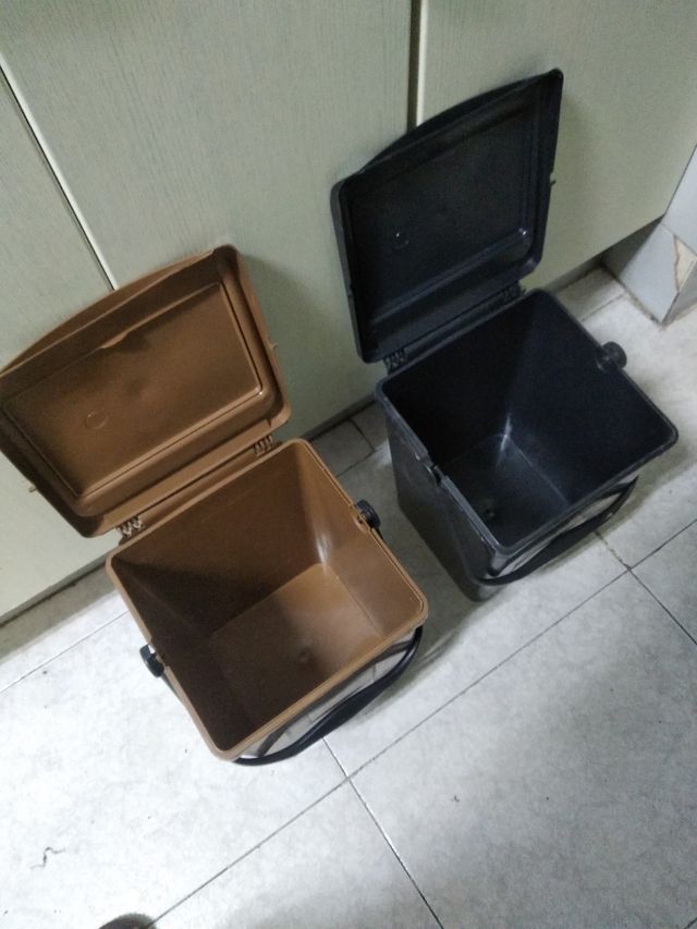 2 mini cubos de basura