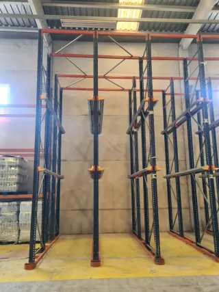 Estanterías metálicas industriales.