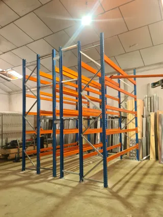 Estanterías metálicas industriales.