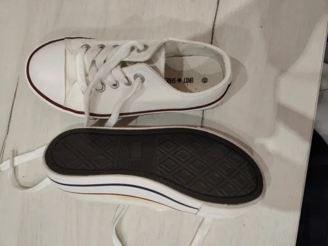 Zapatillas blancas de lona. Solo envío