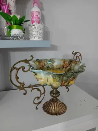 Centro de mesa de cerámica con soporte