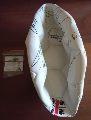 Pallone Ichnusa logo Cagliari Calcio con autografi