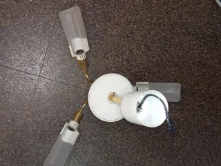 Lámpara de techo dorada y blanca