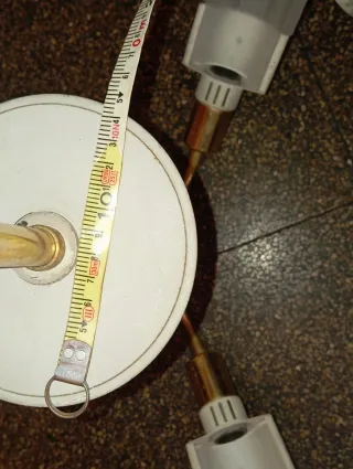 Lámpara de techo dorada y blanca