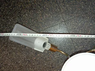 Lámpara de techo dorada y blanca