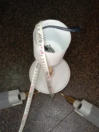 Lámpara de techo dorada y blanca