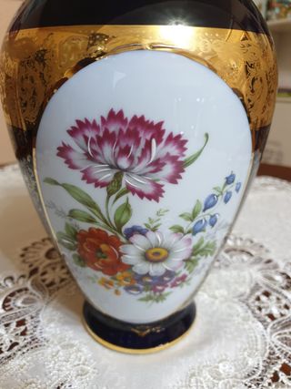 Jarrón de porcelana azul y dorado