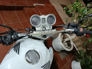 Honda CBF 250 Blanca con Baúl