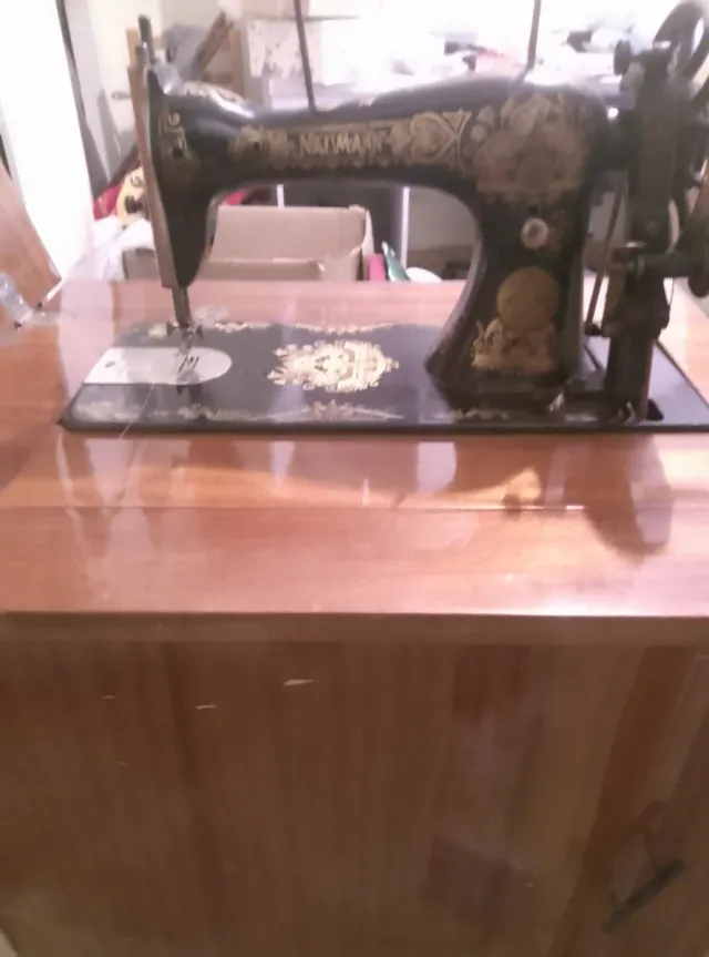 Máquina de coser Naumann con mueble.