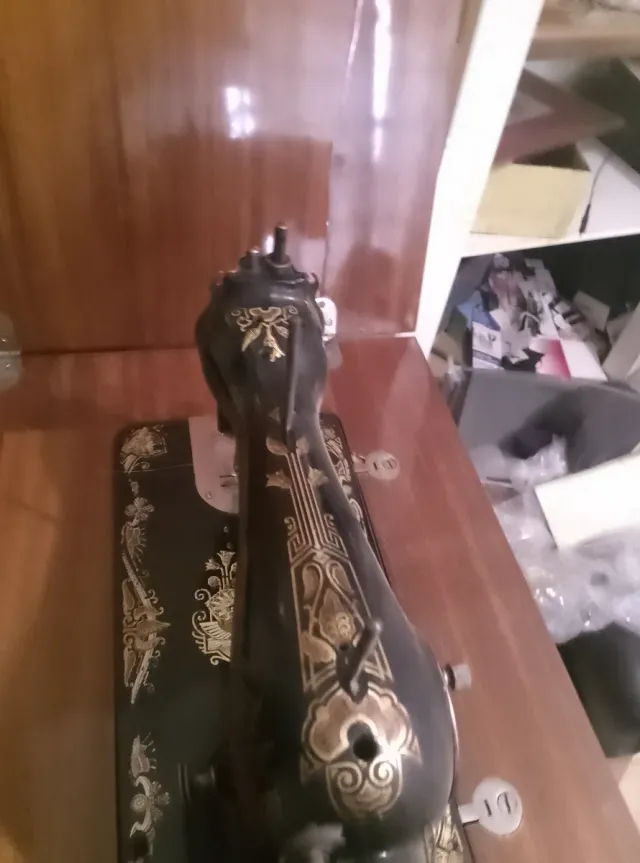 Máquina de coser Naumann con mueble.