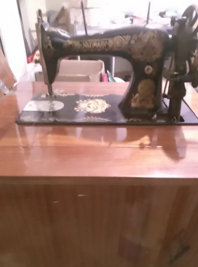 Máquina de coser Naumann con mueble.