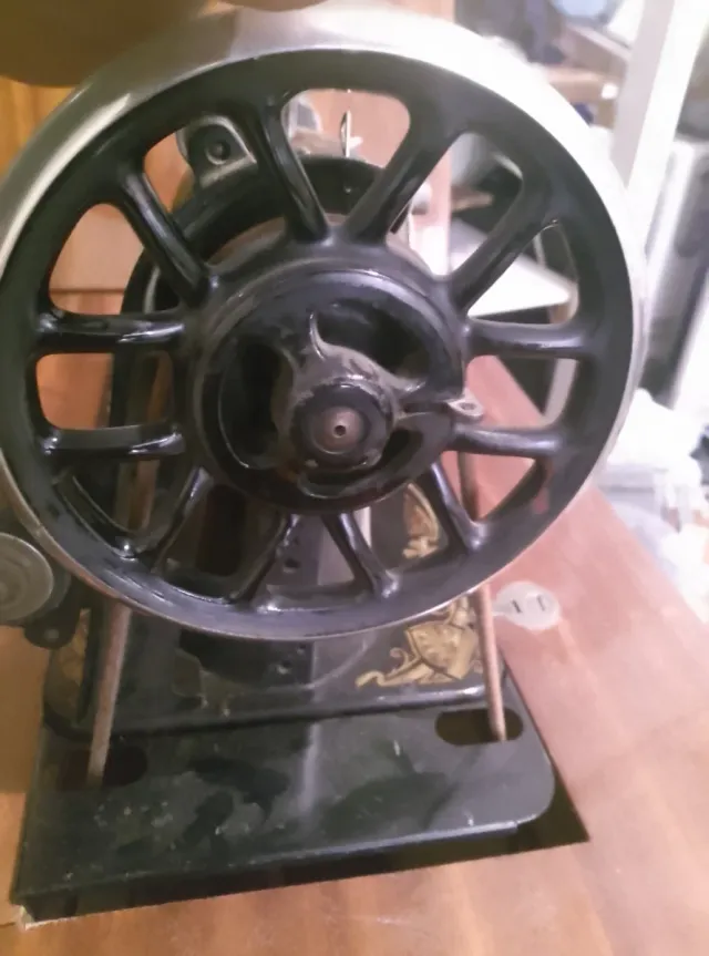 Máquina de coser Naumann con mueble.