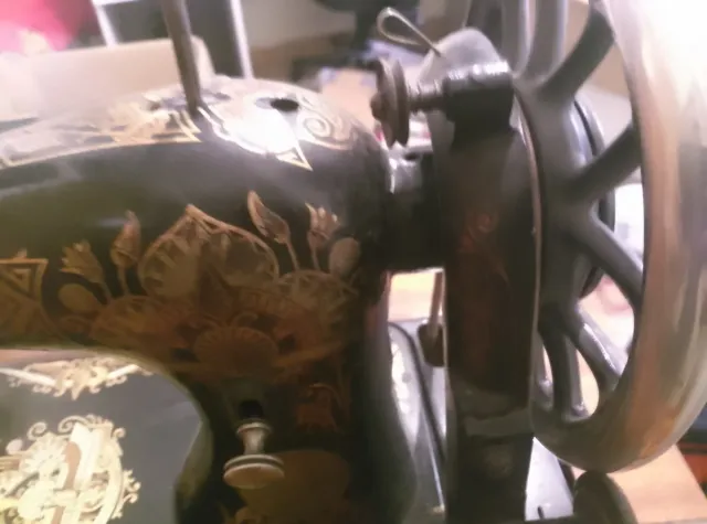 Máquina de coser Naumann con mueble.