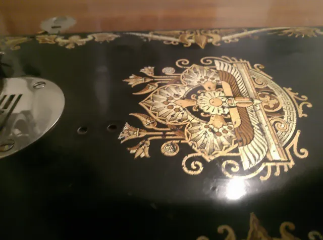 Máquina de coser Naumann con mueble.