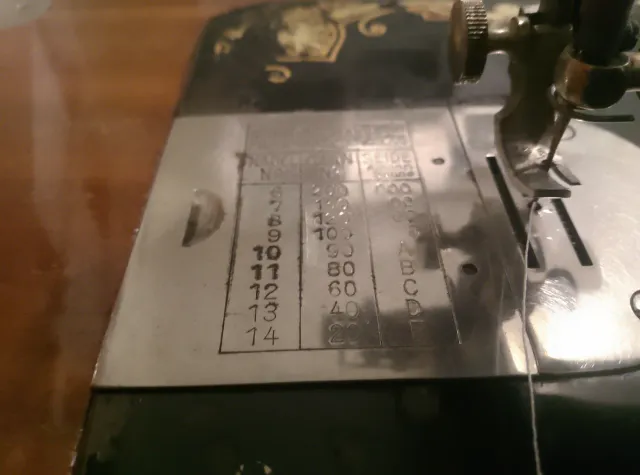 Máquina de coser Naumann con mueble.