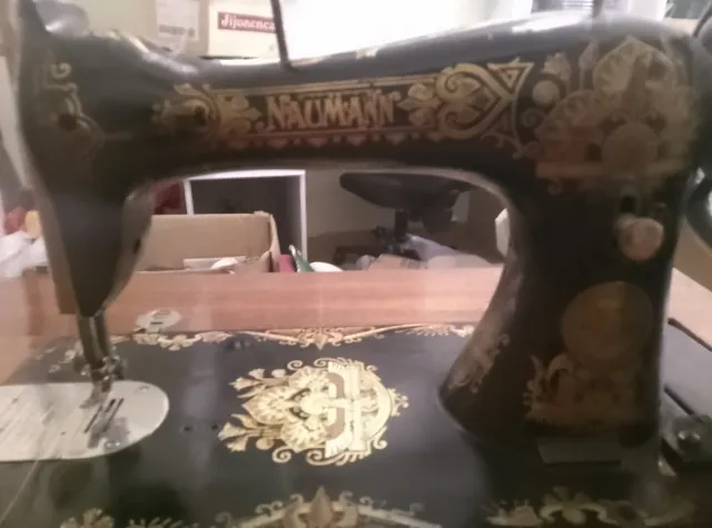 Máquina de coser Naumann con mueble.