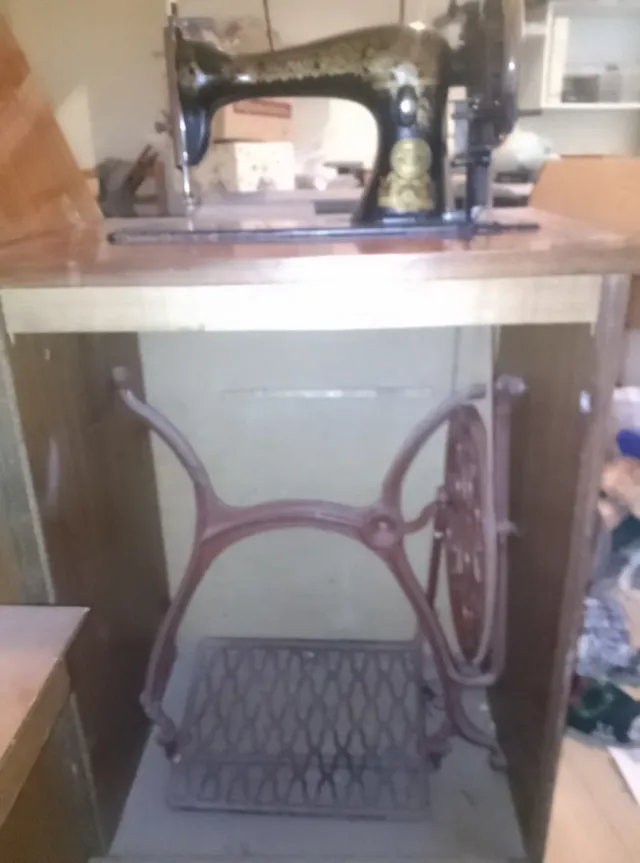 Máquina de coser Naumann con mueble.