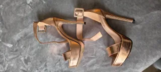 Zapatos de tacón dorados para mujer