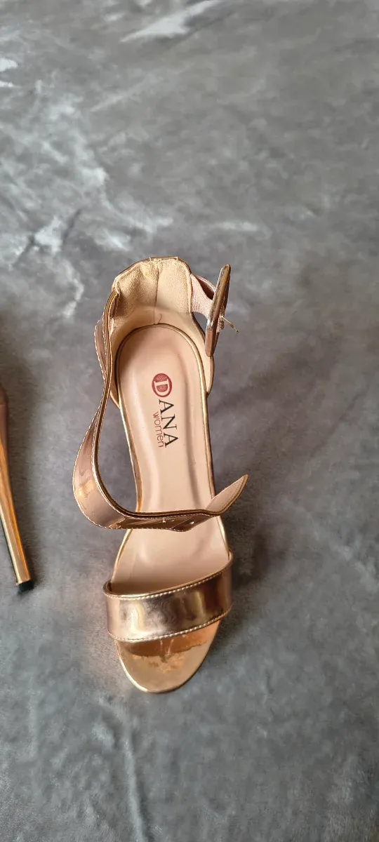 Zapatos de tacón dorados para mujer