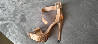 Zapatos de tacón dorados para mujer