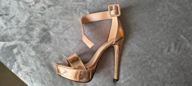 Zapatos de tacón dorados para mujer