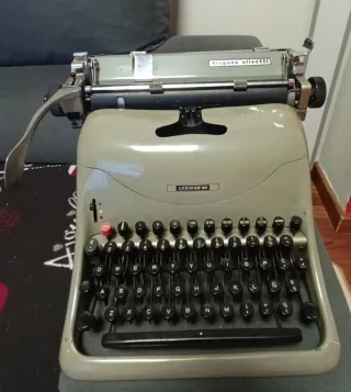 Máquina de escribir Olivetti Lexicón 80